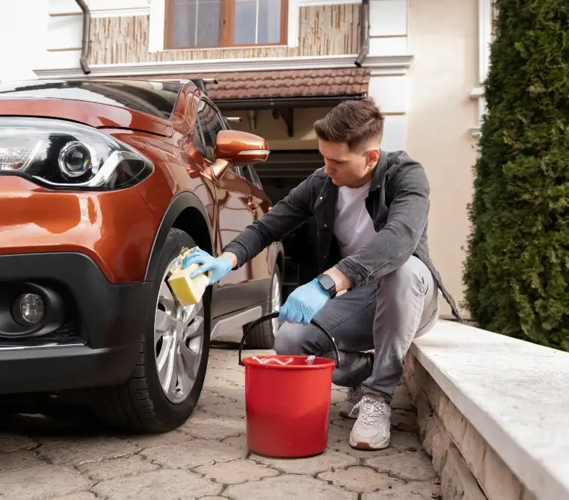 Lavage auto à domicile Gouesnou : professionnel intervenant sur un véhicule